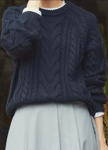 네이비 케이블 짜임 니트 스웨터