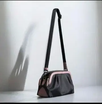 블랙과 퍼플의 숄더백 나일론과 인조 가죽의 백 수납 포켓 다수