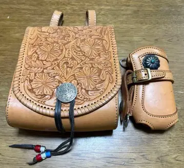 가죽 꽃무늬 숄더백과 휴대폰 케이스