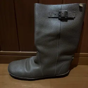 그레이 가죽 미들 부츠 버클 포함