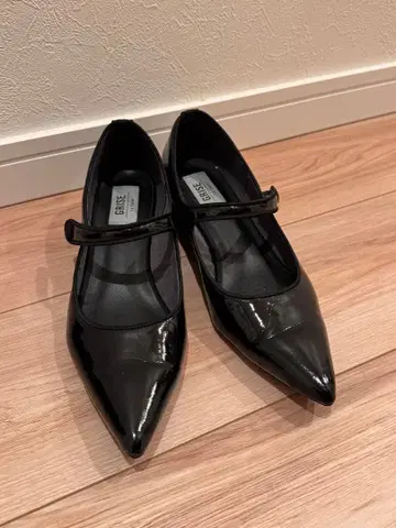 블랙 스틸레토 플랫슈즈