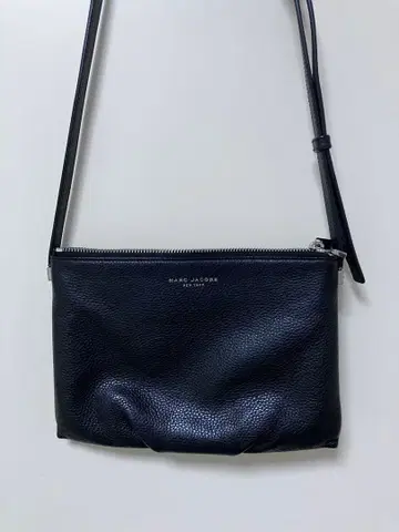마크 제이콥스 블랙 가죽 숄더백