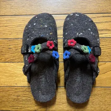펠트 꽃 모티브 사보 샌들