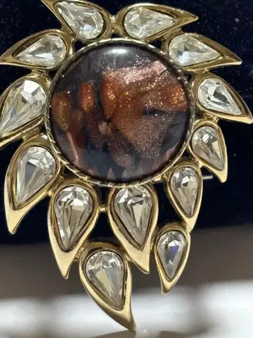 멋지고 반짝이는 빈티지 브로치, 태양 꽃잎 디자인 중앙 유리 장식