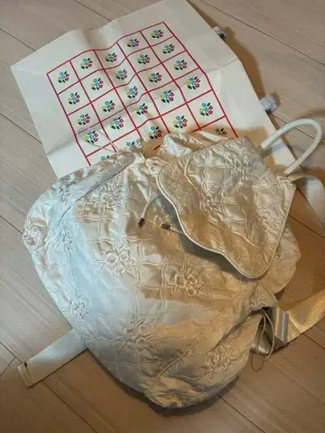 [ 새상품급 ] poppy 자수 백팩 화이트