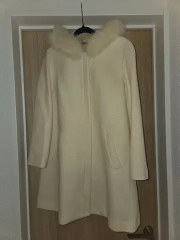 Mew의 크림색 퍼가 달린 롱 코트