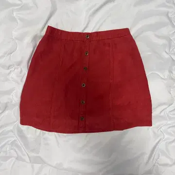 빨간색 버튼이 달린 타이트 스커트