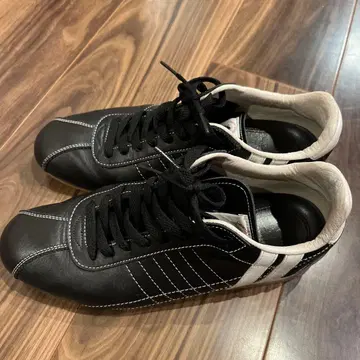 패트릭 블랙 스니커즈 스트라이프 디자인