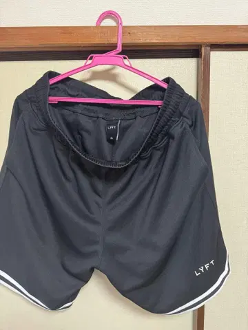 LYFT 블랙 숏팬츠 사이드 스트라이프