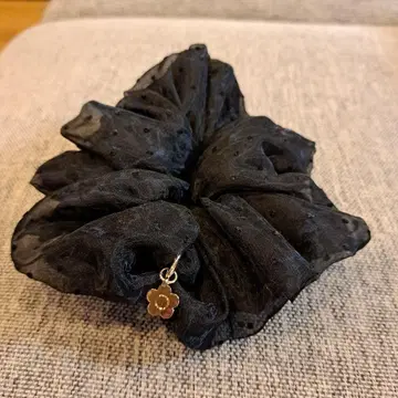 마리콴트 블랙 도트 무늬 스크런치 꽃 참 포함