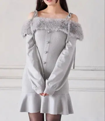 Suyunn 비쥬 장식 단추 오프숄더 퍼 니트 원피스