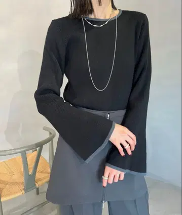 mystic 배색 플레어 슬리브 니트