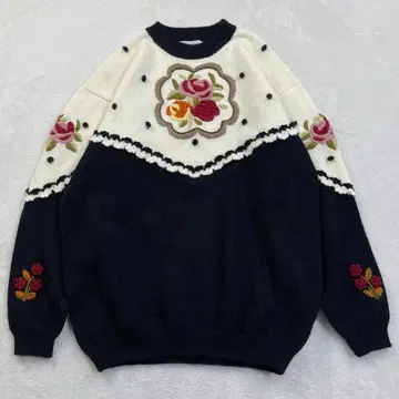 빈티지 플라워 자수 니트 스웨터 화이트 블랙