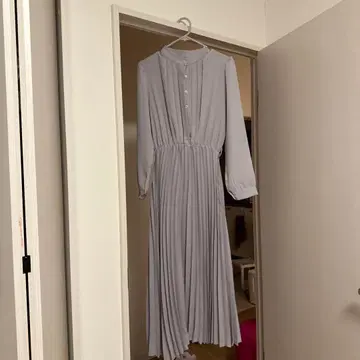 라이트 그레이 긴팔 플리츠 원피스