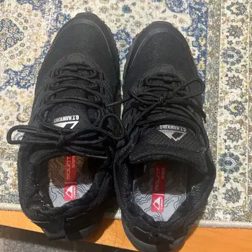 한 번 뒤축을 접어 신었습니다