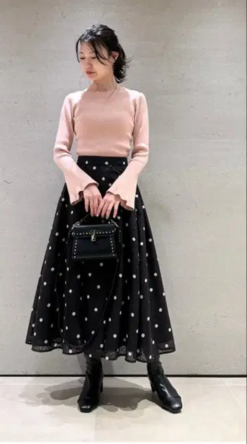 셀포드 택 포함 미사용 새상품 컷 자카드 프린트 턱 스커트