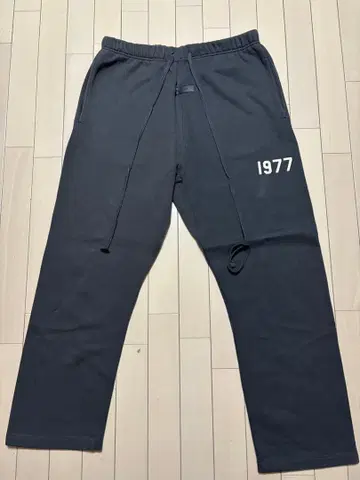 다크 그레이 1977 프린트 조거 팬츠