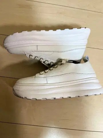 천연 가죽 통굽 스니커즈 23.5cm 크림색