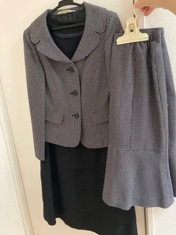 체크 무늬 자켓과 스커트 & 블랙 원피스 3종 세트