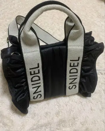 스나이델 플러피 프릴 로고백 토트백 블랙