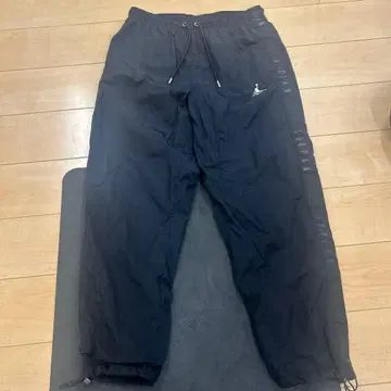 블랙 조거 팬츠 밑단 드로코드 포함