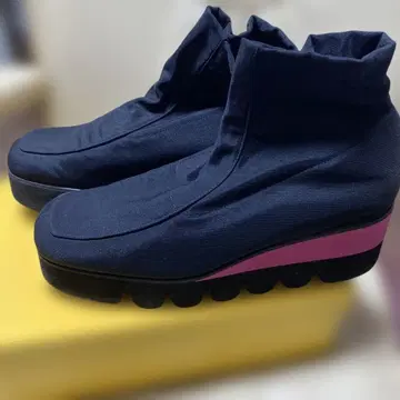 힐즈아베뉴 스트레치 하이컷 부츠 블랙과 핑크 밑창