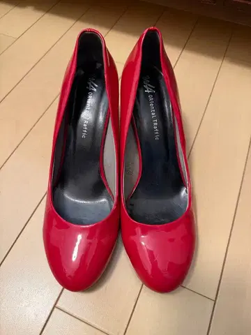 에나멜 펌프스 42 오리엔탈 트래픽