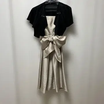 베이지 드레스와 블랙 볼레로 세트