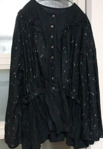 nest Robe 페더 프린트 블라우스 블랙