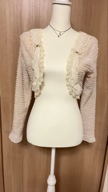 axes femme 베이지 프릴 니트 볼레로