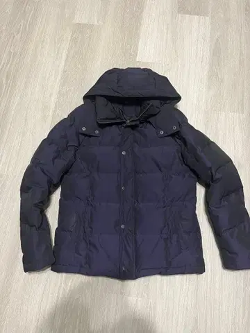 네이비 후드 부착 다운 자켓