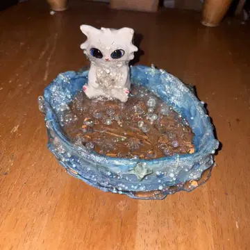 별을 안은 화이트 고양이 소품함.