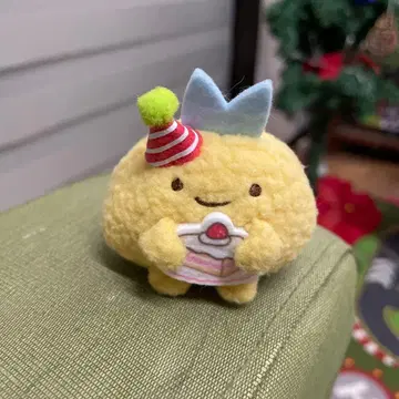 케이크를 든 옐로우 컬러 봉제 인형