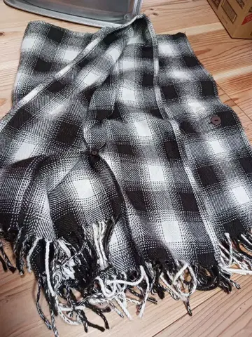 체크 무늬 프린지 스톨