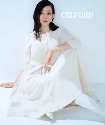 셀포드 다나카 미나미 착용 플리츠 니트 원피스 아이보리 베이지