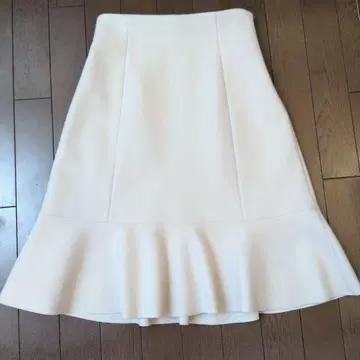 UNIVERSAL TISSU 아이보리 플레어 스커트