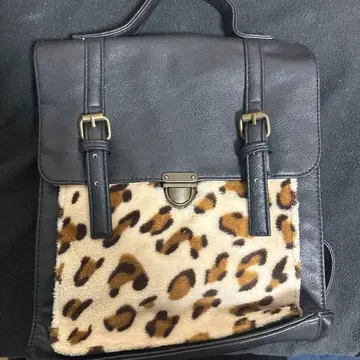 레오파드 무늬 퍼 장식 블랙 백팩