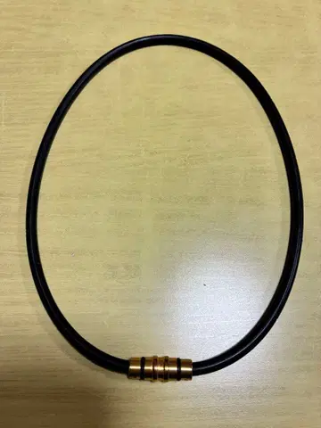 코란토테 목걸이 블랙 골드