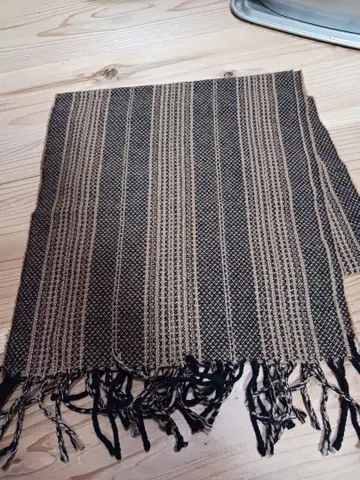 캐시미어 머플러 블랙과 베이지 스트라이프