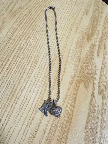 폴리폴리 하트 모양과 R 참 목걸이