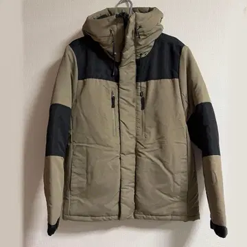 베이지와 블랙 후드 부착 충전솜 다운 자켓 아웃도어 자켓