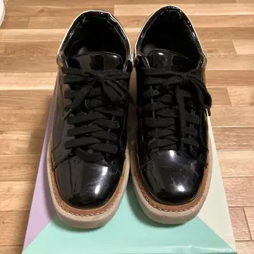 Lucida 에나멜 스니커즈