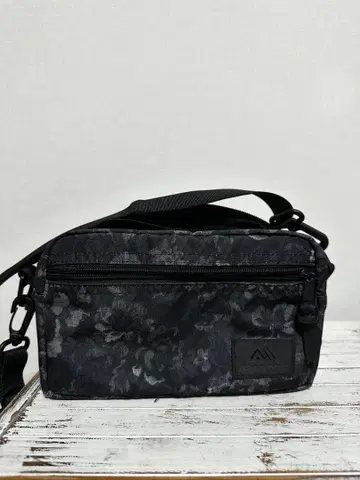 새상품급 그레고리 패디드 숄더 파우치 M 백 태피스트리