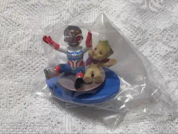 피규어 이츠 어 스몰 월드 with 그루트 캡틴 아메리카