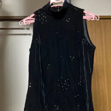 비쥬 장식 블랙 터틀넥 탱크탑