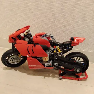 LEGO Technic Ducati Panigale V4 R 42107