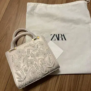 [ 완판템 ] ZARA 새틴풍 펄 핸드백 자수 자라 체인 화이트