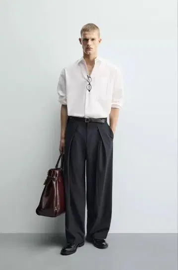 [ 완판템 ] 핀스트라이프 패턴 플리츠 팬츠 38