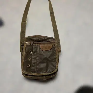 올리브 그린 숄더백 캔버스