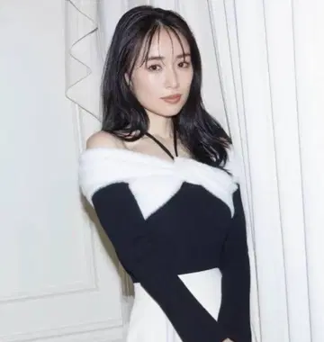 오프숄더 블랙 니트 스웨터